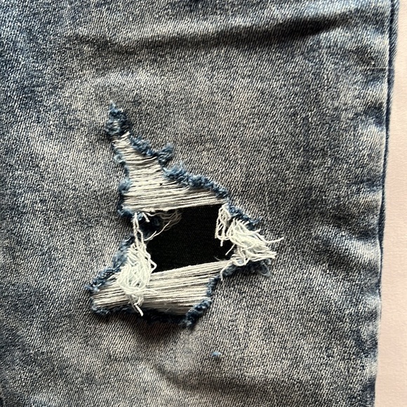 NWT - Maurices High-Rise "Boyfriend Edgely" Distressed Jeans - Size 0 Regular - Picture 4 of 11